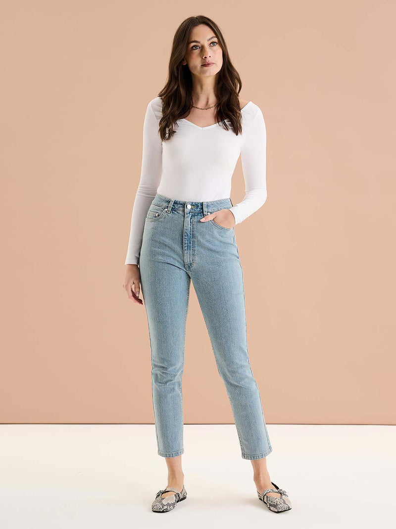 Cinnamon  How to wear white jeans, Wide leg jeans outfit, Outfits
